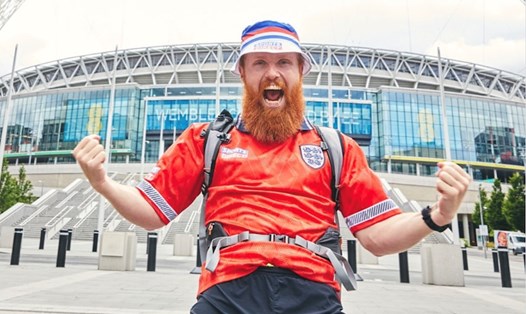 Vận động viên marathon Russ Cook sẽ chạy đến tất cả sân vận động mà tuyển Anh thi đấu tại EURO. Ảnh: Twitter