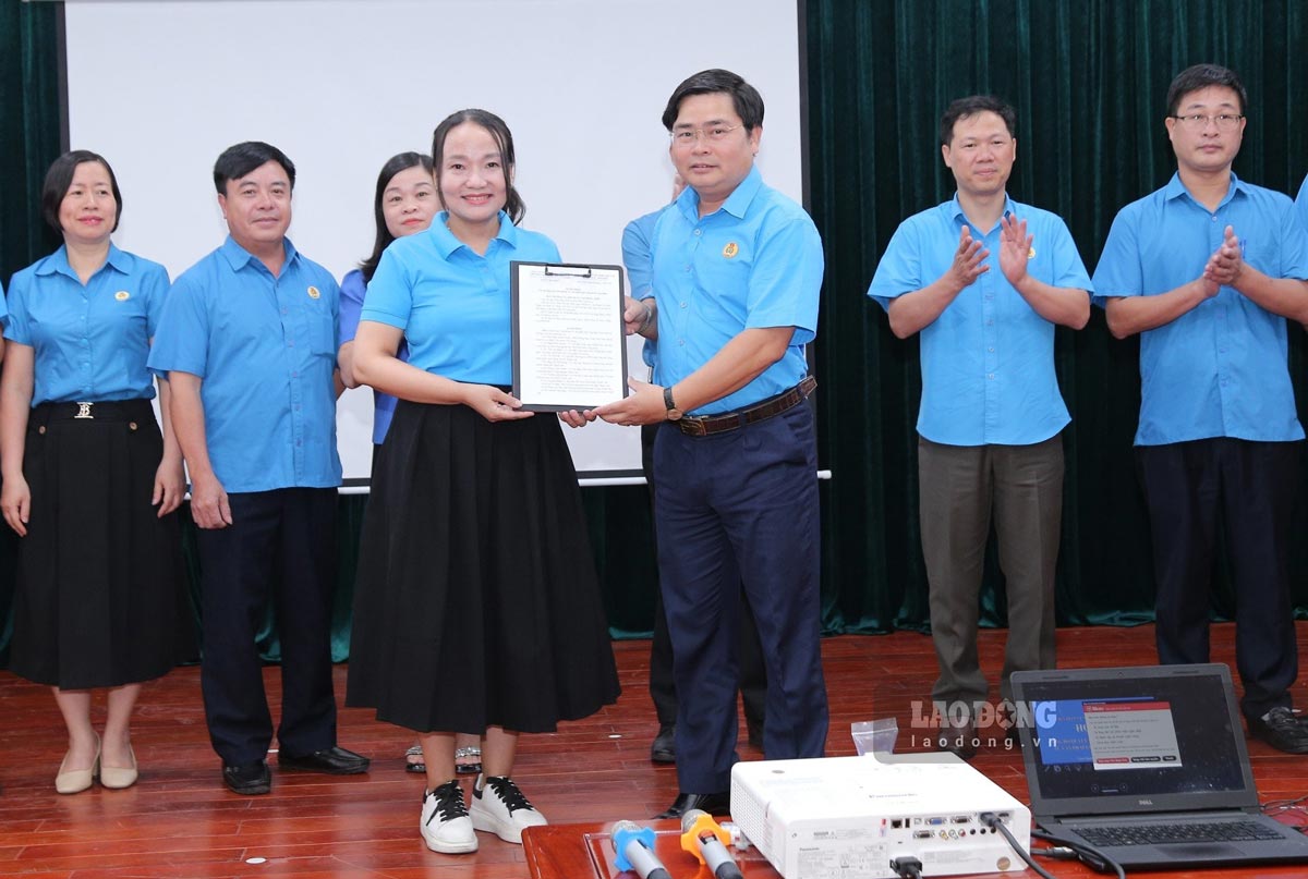 Ông Hoàng Đình Trung - Chủ tịch LĐLĐ tỉnh Nam Định - trao quyết định thành lập Văn phòng TVPL. Ảnh: Đào Mai