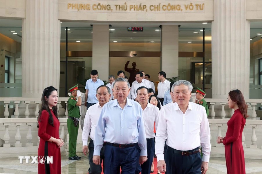 Chủ tịch nước Tô Lâm đến thăm và làm việc tại Tòa án nhân dân Tối cao. Ảnh: TTXVN