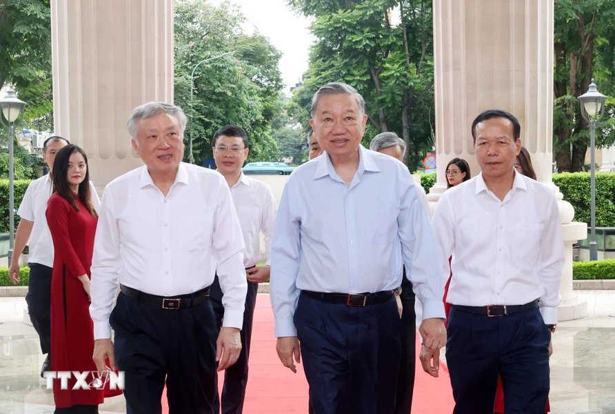 Đón Chủ tịch nước có Ủy viên Bộ Chính trị, Bí thư Trung ương Đảng, Chánh án Tòa án nhân dân Tối cao Nguyễn Hòa Bình. Ảnh: TTXVN