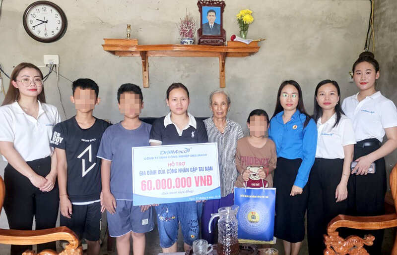 Lãnh đạo Công đoàn các Khu công nghiệp, đại diện Công đoàn cơ sở và Công ty TNHH Công nghiệp Drillmaco trao hỗ trợ, tặng quà cho gia đình đoàn viên Trần Văn Đại.﻿ Ảnh: Mai Hoa 
