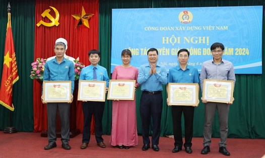 Chủ tịch Công đoàn Xây dựng Việt Nam Nguyễn Thanh Tùng (thứ 3, từ phải qua) trao bằng khen tới các cá nhân có thành tích xuất sắc. Ảnh: Hồng Quân