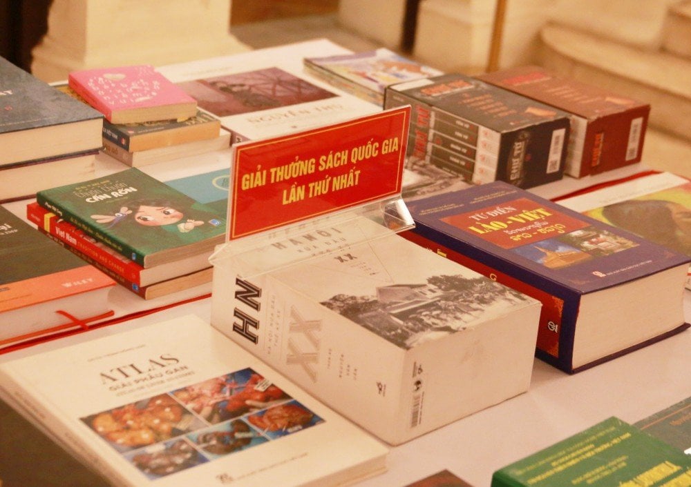 Các tác phẩm trưng bày tại Giải thưởng Sách Quốc gia 2023. Ảnh: Thùy Trang