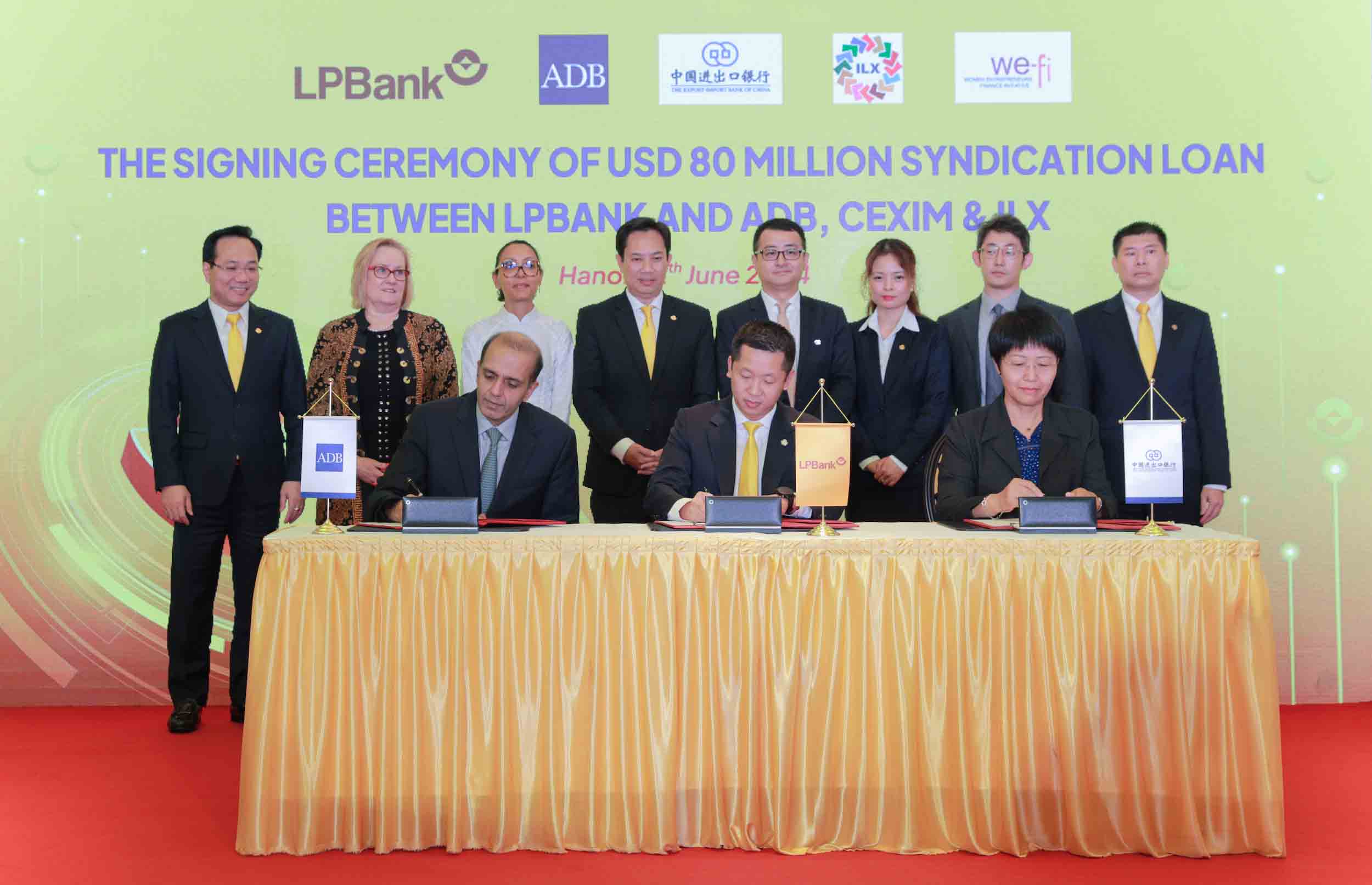 Ông Vũ Quốc Khánh – Phó Tổng giám đốc thường trực LPBank (ngồi giữa) cùng đại diện ADB và các bên liên quan thực hiện ký kết.