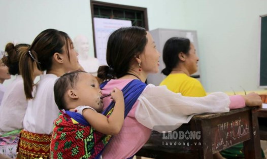 Hành trình xóa mù chữ của đồng bào dân tộc tại huyện Đồng Hỷ. Ảnh: Lam Thanh