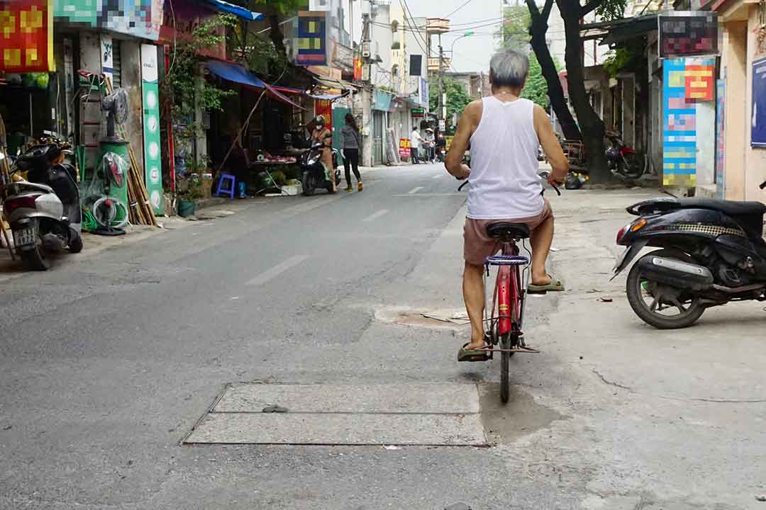 Người dân phải né các “ổ gà” khi di chuyển qua đường Hoàng Công Chất (Bắc Từ Liêm, Hà Nội). Ảnh: Nhật Minh