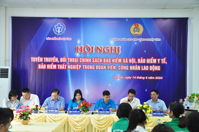 Tuyên truyền chính sách bảo hiểm cho công nhân lao động Yên Bái. Ảnh: Đinh Đại
