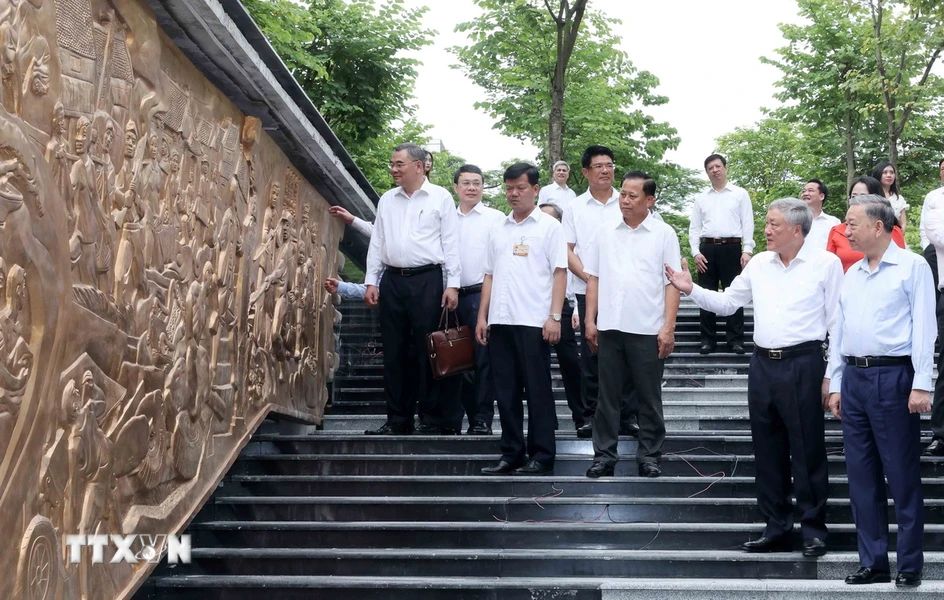 Chủ tịch nước Tô Lâm tham quan bức phù điêu “Lời kêu gọi toàn quốc kháng chiến và 60 ngày đêm bảo vệ Thủ đô” tại Tòa án Nhân dân Tối cao. Ảnh: TTXVN 