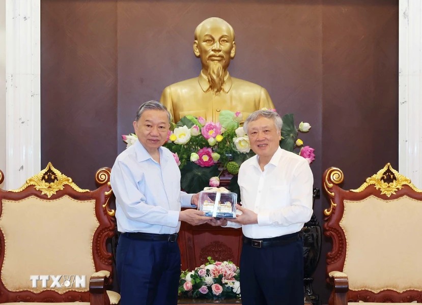 Chánh án Tòa án Nhân dân Tối cao tặng Chủ tịch nước Tô Lâm mô hình Trụ sở Tòa án Nhân dân Tối cao. Ảnh: TTXVN 