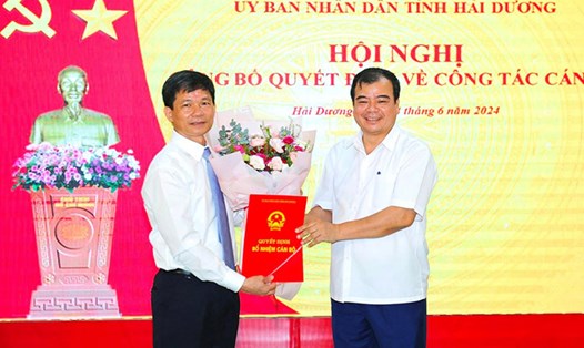 Phó Chủ tịch UBND tỉnh Hải Dương Nguyễn Minh Hùng trao quyết định bổ nhiệm cho tân Phó Giám đốc Sở Nội vụ Đỗ Huy Chính. Ảnh: Thành Chung