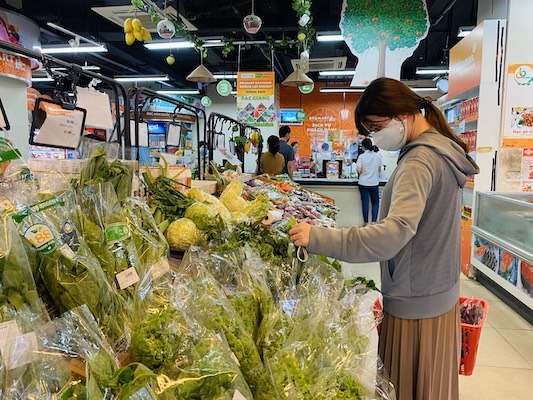 Người tiêu dùng lo lắng khi giá thực phẩm tăng nhẹ khi tiền lương chưa tăng. Ảnh: Lương Hạnh. 