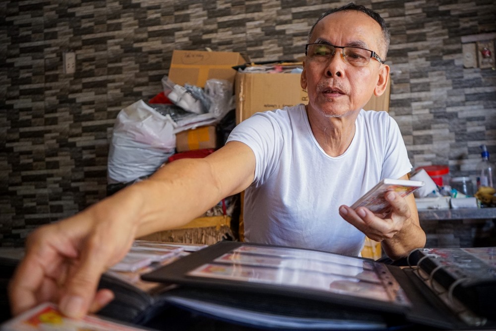 Ông Nguyễn Minh Đức dành hơn 20 năm để sưu tầm những tấm vé số độc lạ. Ảnh: Minh Tâm