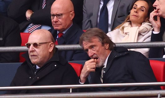 Sir Jim Ratcliffe và ban lãnh đạo Man United toan tính điều gì khi giữ Erik ten Hag?  Ảnh: AFP