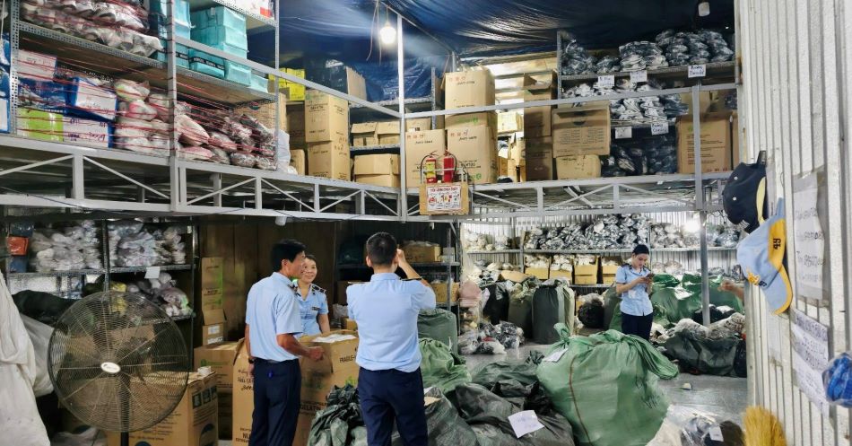 Cục Quản lý thị trường TP. Đà Nẵng tạm giữ nhiều giày, dép có dấu hiệu giả nhãn hiệu. Ảnh: Cục Quản lý thị trường TP. Đà Nẵng