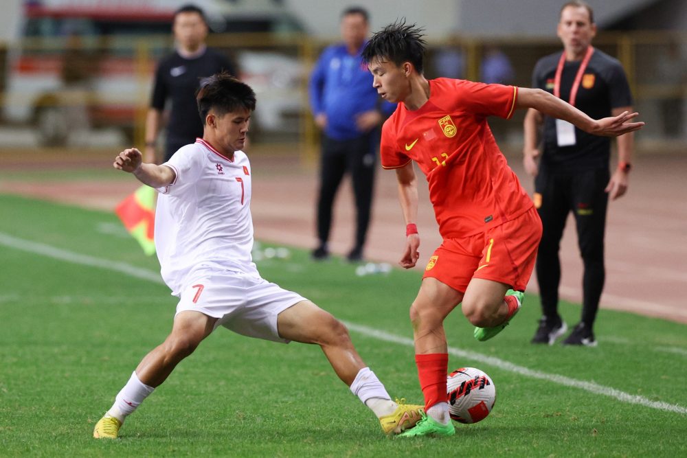 U19 Việt Nam (áo trắng) chuẩn bị bước vào tranh tài ở giải U19 Đông Nam Á 2024. Ảnh: VFF