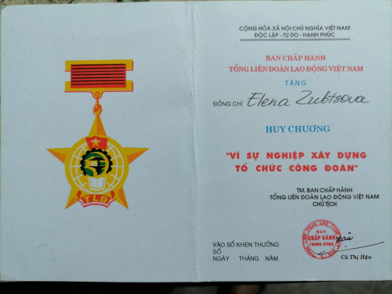 Huy chương “Vì sự nghiệp xây dựng tổ chức Công đoàn” của Tổng Liên đoàn Lao Động Việt Nam trao tặng chị Elena Zubtsova. Ảnh: Nhân vật cung cấp