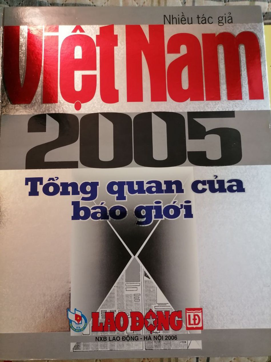 Cuốn Tổng quan của báo giới năm 2005 do Báo Lao Động ấn hành. Ảnh: Nhân vật cung cấp