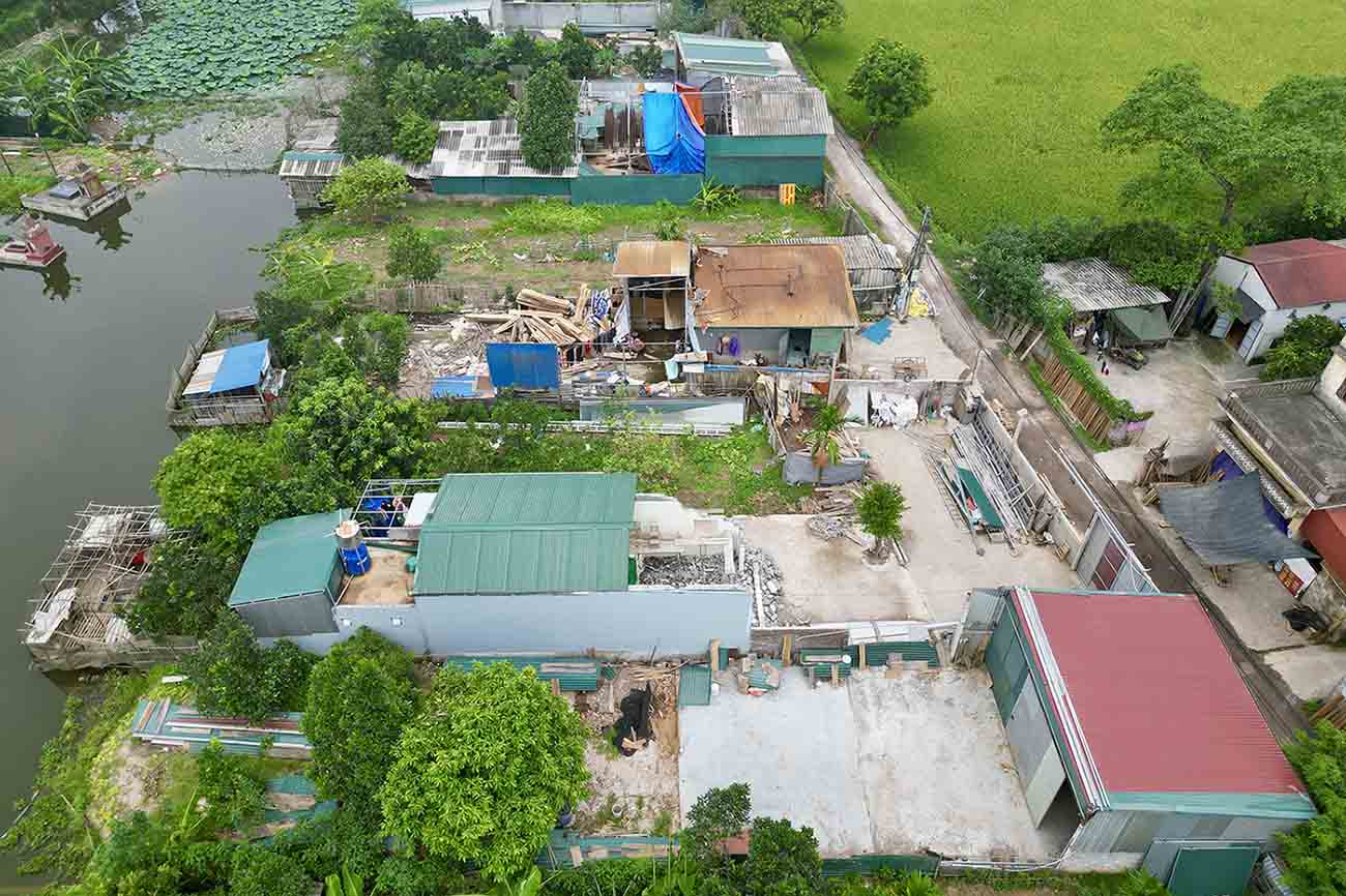 Những công trình nhà tạm, lều lán vi phạm xây dựng trên đất nông nghiệp ở xứ đồng Láng  (xã Tân Dân, Phú Xuyên, Hà Nội). Ảnh: Hữu Chánh