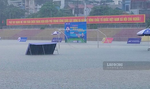 Sân vận động Điện Biên ngập sâu sau trận mưa sáng 9.6. Ảnh: Văn Thành Chương.