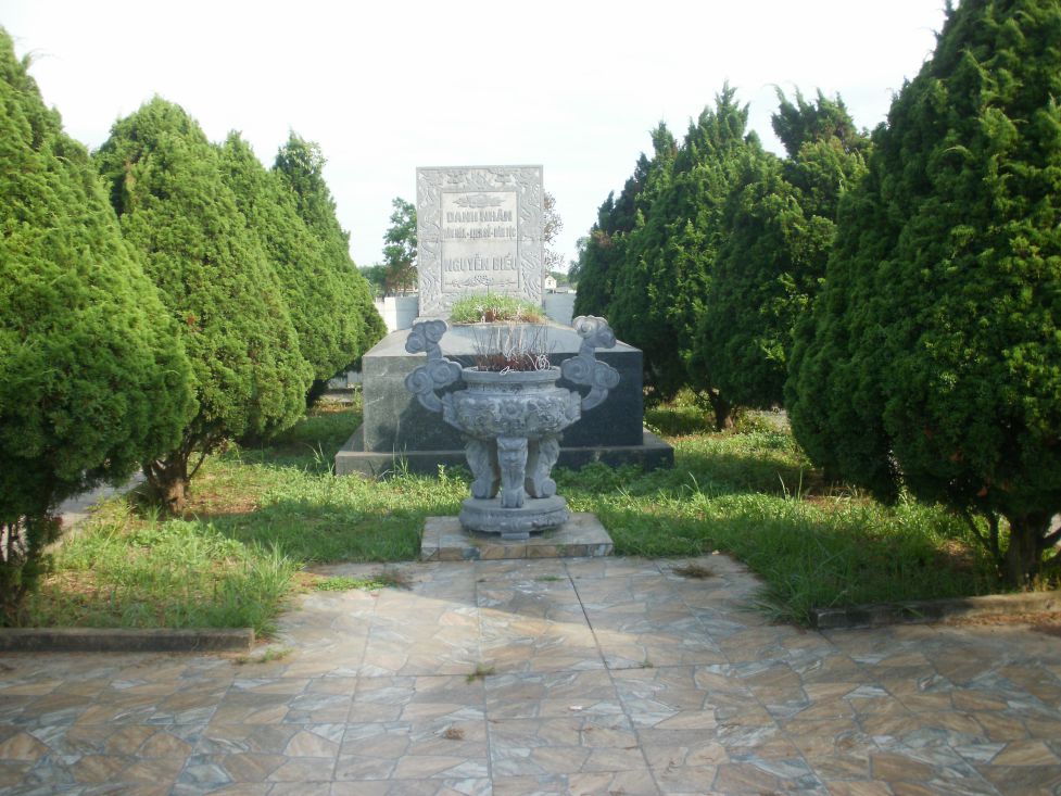 Lăng mộ Nghĩa Vương Nguyễn Biểu ở khu di tích.
