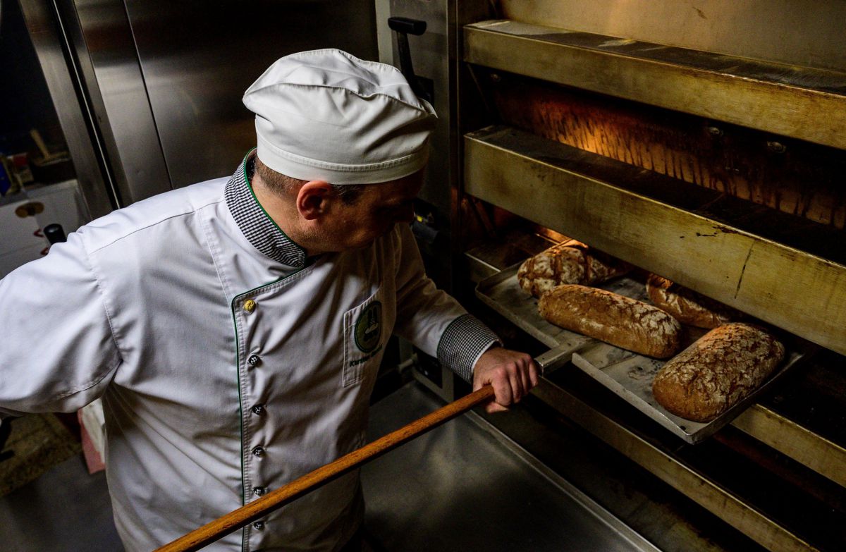 Làm bánh mì Đức. Ảnh: AFP