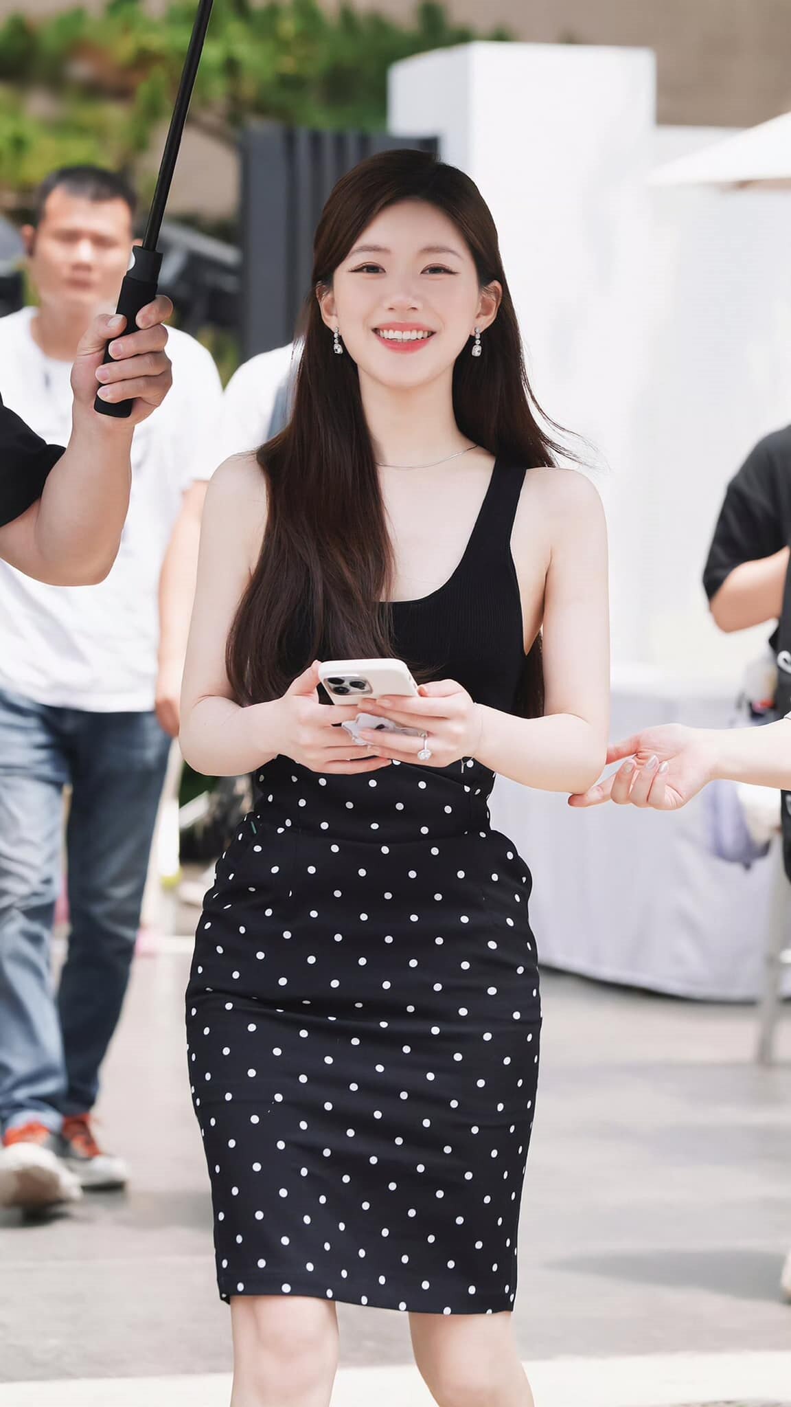 Triệu Lộ Tư thay đổi hình ảnh trưởng thành với váy đen chấm bi chuẩn công sở. Ảnh: Weibo