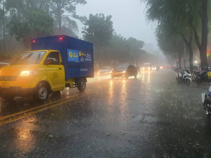 Mưa lớn xảy ra tại TPHCM. Ảnh: Nguyên Chân