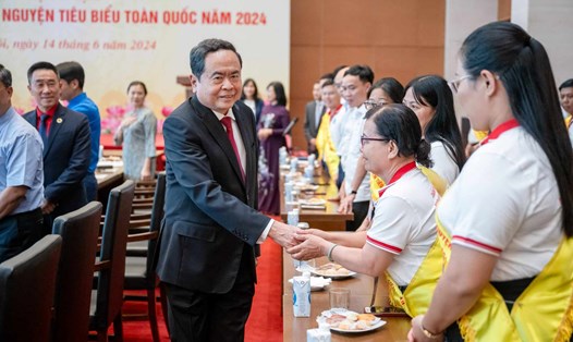 Ủy viên Bộ Chính trị, Chủ tịch Quốc hội Trần Thanh Mẫn gặp mặt 100 người hiến máu tình nguyện tiêu biểu. Ảnh: Quốc hội