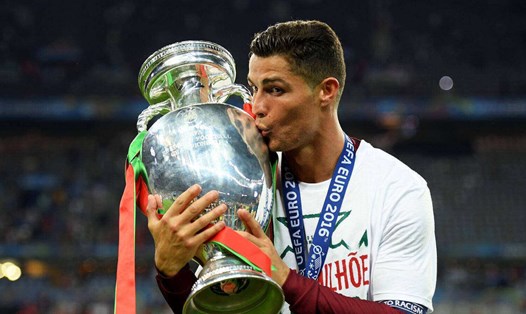 Ronaldo cùng Bồ Đào Nha vô địch EURO 2016.  Ảnh: UEFA 