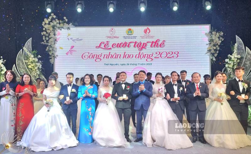LĐLĐ tỉnh Thái Nguyên tổ chức Lễ cưới tập thể cho 17 cặp đôi công nhân lao động. Ảnh: Lam Thanh