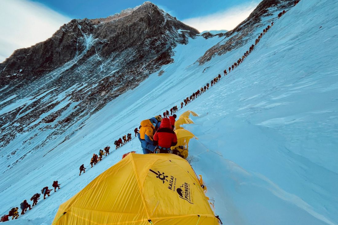 Những người leo núi leo lên một con dốc trong quá trình lên tới đỉnh Everest ở độ cao 8.848,86 m ở Nepal năm 2021. Ảnh: Lakpa Sherpa/AFP