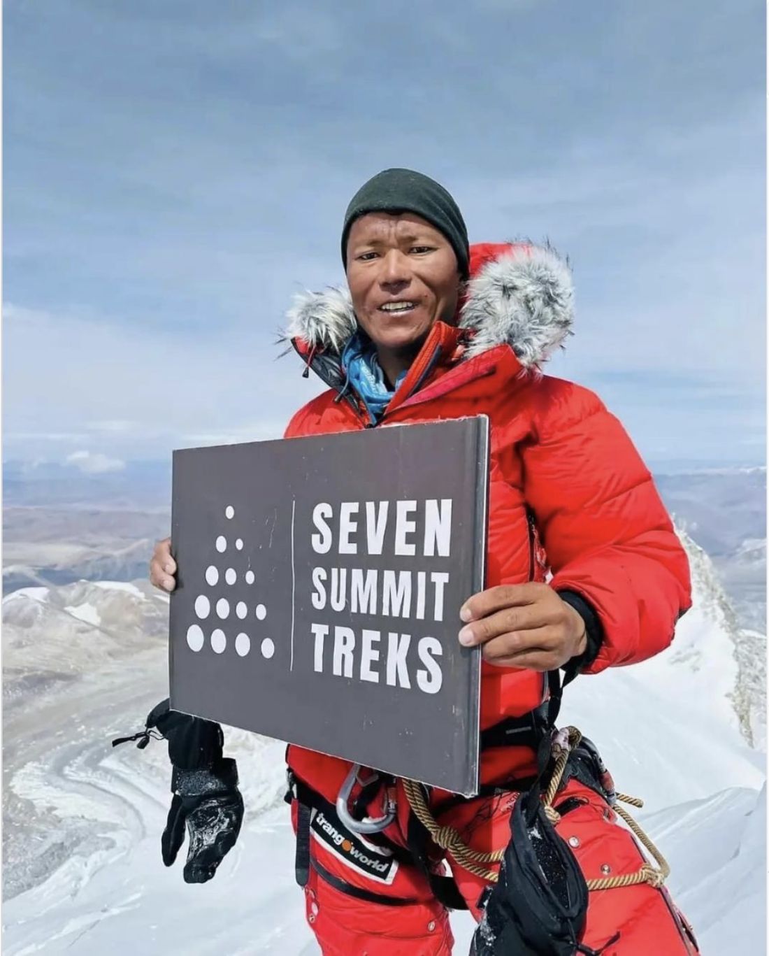 Tenjen Lama Sherpa - một trong những hướng dẫn leo núi nổi tiếng nhất trong thế hệ - trên đỉnh Shisha Pangma. Ảnh: Seven Summit Treks