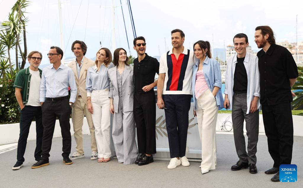 Kaki dần trở nên phổ biến trong công chúng và được yêu thích cho tới ngày nay. Trong ảnh là các diễn viên đang tạo dáng tại sự kiện Liên hoan phim Cannes lần thứ 77 ở Cannes, miền nam nước Pháp, tháng 5.2024. Ảnh: Xinhua