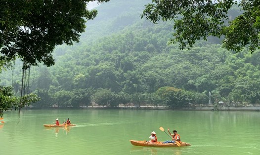 Chèo kayak trên hồ Mỏ Luông. Ảnh: Phạm Huyền