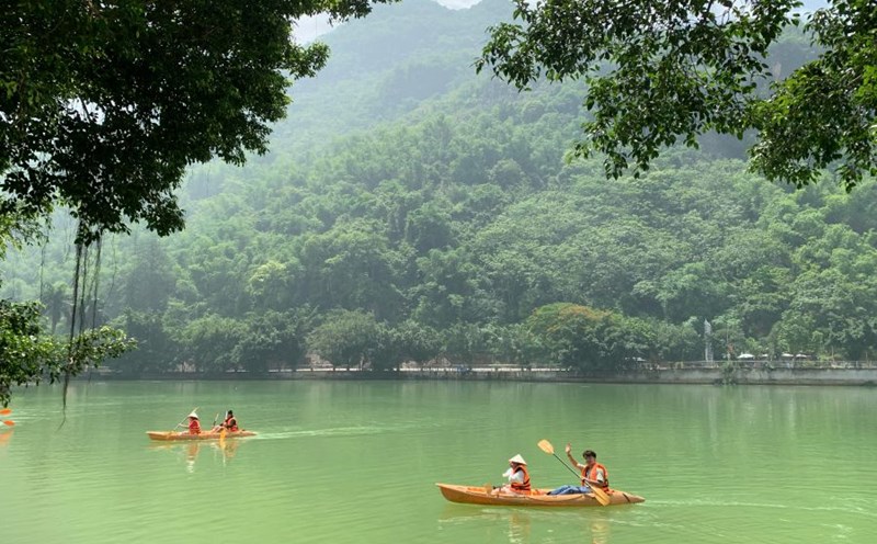 Chèo kayak trên hồ Mỏ Luông. Ảnh: Phạm Huyền