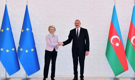 Chủ tịch Ủy ban châu Âu Ursula von der Leyen và Tổng thống Azerbaijan Ilham Aliyev. Ảnh: Văn phòng Tổng thống Azerbaijan