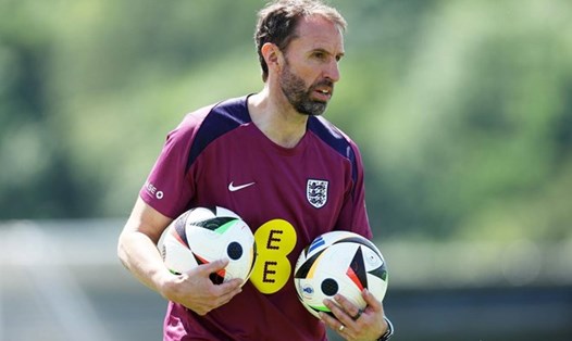 Huấn luyện viên Southgate đeo nhẫn thông minh (ngón áp út). Ảnh: England Football Team