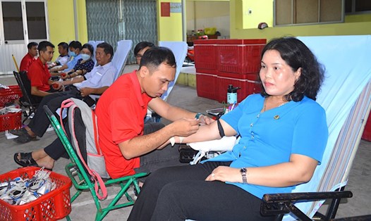 Bà Trần Thị Kim Chung - Chủ tịch LĐLĐ tỉnh Trà Vinh (áo xanh) - tham gia hiến máu tình nguyện. Ảnh: Trí Dũng
