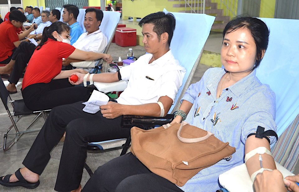 Đoàn viên, CNVCLĐ tham gia chương trình hiến máu tình nguyện do Liên đoàn Lao động tỉnh Trà Vinh phối hợp tổ chức. Ảnh: Trí Dũng