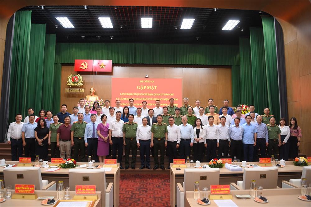 Bộ trưởng Bộ Công an Lương Tam Quang với các đại biểu tham dự buổi gặp mặt. Ảnh: Bộ Công an