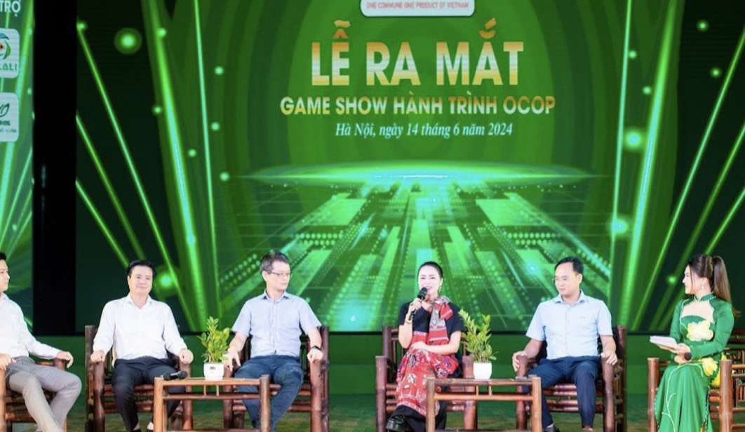 Các khách mời trong Lễ ra mắt chương trình "Hành trình OCOP" đưa nông sản Việt Nam đến tay người dùng. Ảnh: BTC cung cấp