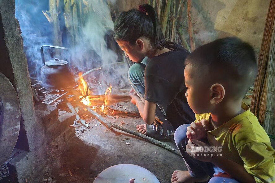 Các con của anh Hồng đều chăm ngoan, thương bố và bà nội. Ảnh: Tô Công.