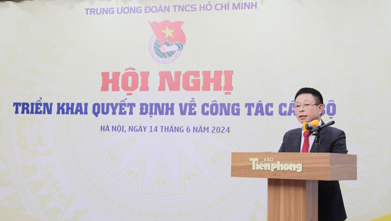 Tổng Biên tập Báo Tiền Phong Phùng Công Sưởng phát biểu nhận nhiệm vụ. Ảnh: Hồng Vĩnh.  