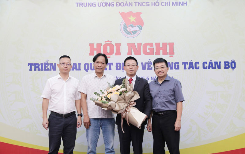 Bí thư thứ nhất T.Ư Đoàn Bùi Quang Huy, đại diện Đảng ủy, Công đoàn, lãnh đạo một số ban của T.Ư Đoàn chụp ảnh lưu niệm cùng Ban Biên tập, cán bộ báo Tiền Phong. Ảnh: Hồng Vĩnh.