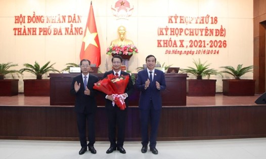 Ông Ngô Xuân Thắng (giữa) được bầu làm Chủ tịch HĐND TP Đà Nẵng. Ảnh: Nguyễn Thành