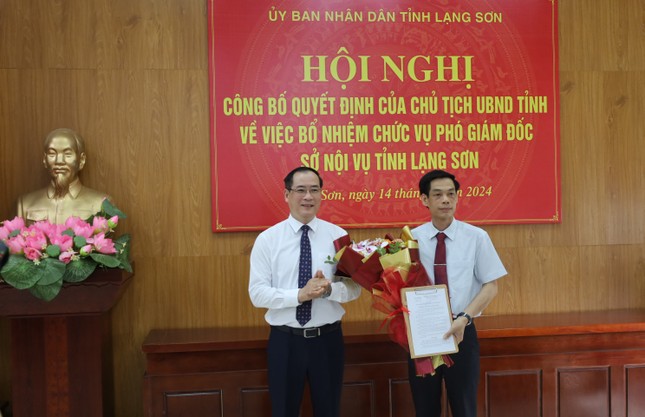 Tân Phó giám đốc Sở Nội vụ Linh Văn Hùng (bìa phải) nhận quyết định, hoa chúc mừng của lãnh đạo tỉnh Lạng Sơn. Ảnh: Duy Chiến