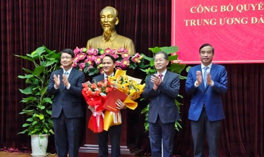 Ông Nguyễn Đình Vĩnh (thứ 2 từ trái qua) nhận hoa chúc mừng từ lãnh đạo TP Đà Nẵng tại buổi lễ công bố. Ảnh: Nguyễn Thành