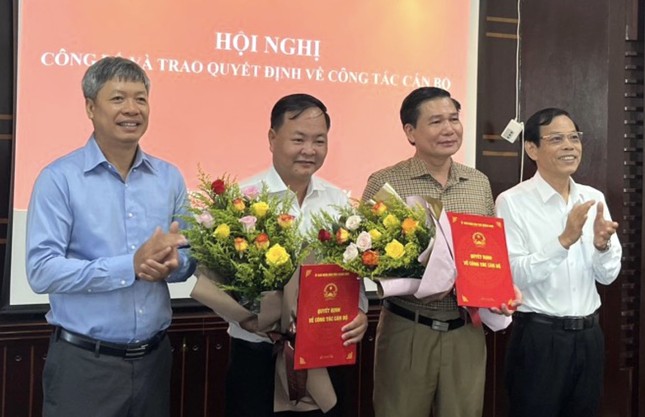 UBND tỉnh Quảng Nam công bố quyết định điều động và bổ nhiệm ông Nguyễn Hồng Quang và ông Lê Vũ Thương. Ảnh: Hoài Văn 