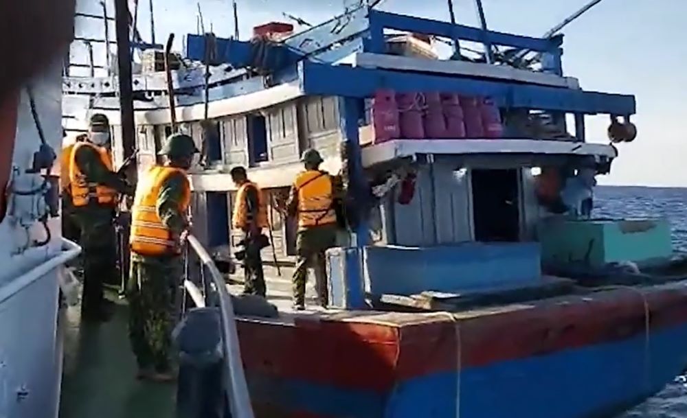 Lực lượng Biên phòng Quảng Trị tiếp cận tàu giã cào hoạt động trái phép trên vùng biển Quảng Trị. Ảnh: Mạnh Hùng.