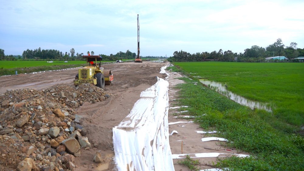 Cao tốc Bắc - Nam, đoạn Cần Thơ - Cà Mau đi qua xã Vị Thắng, huyện Vị Thủy, tỉnh Hậu Giang. Ảnh: Tạ Quang